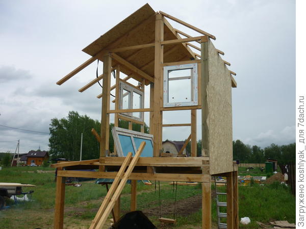 Начал обшивать домик.
