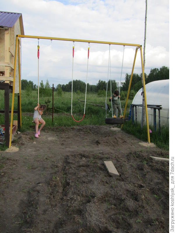 С левой стороны канат, по середине с каната досточка будет поставлена позже, и колесо инерция этой качели большая, дух захватывает.