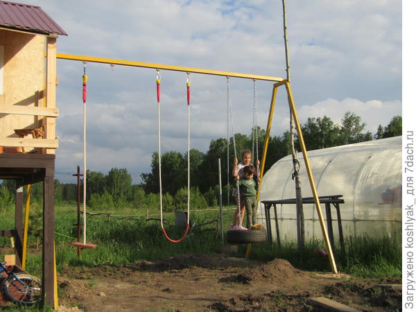 Первый день, как повесили качели.