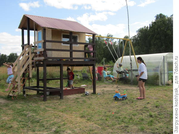 На площадке не только дети. Качаются и взрослые!