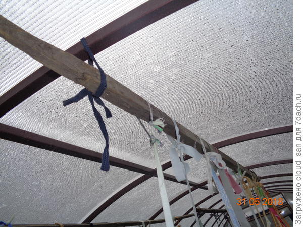 Брусок просунула в петли.