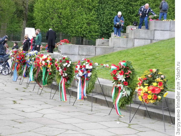 Возложено много венков. И от наших и от немцев