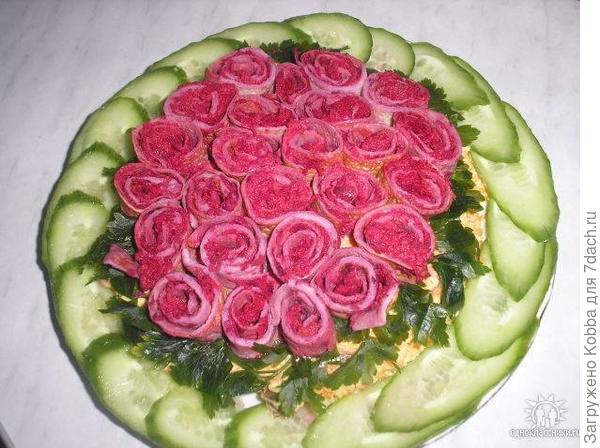 Розы из любой соленой рыбы смотрятся изумительно. И сделать такой букет может каждый.