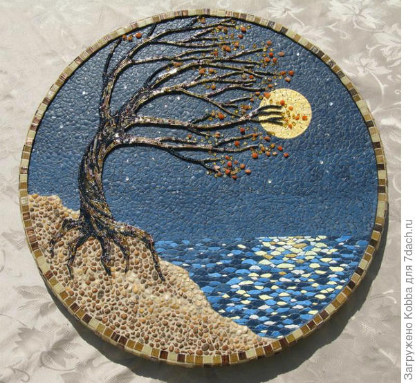 В этом замечательной работе эффектно совмещены различные материалы: скорлупа, бисер, стеклярус и натуральные камешки.