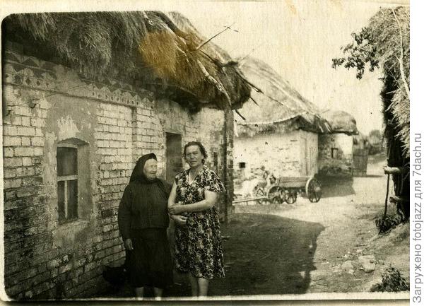 Добрейшая из всех. бабушка Поля на фоне родительского дома. .Единственное фото,которое сделал в двенадцатилетнем возрасте, которое осталось.
