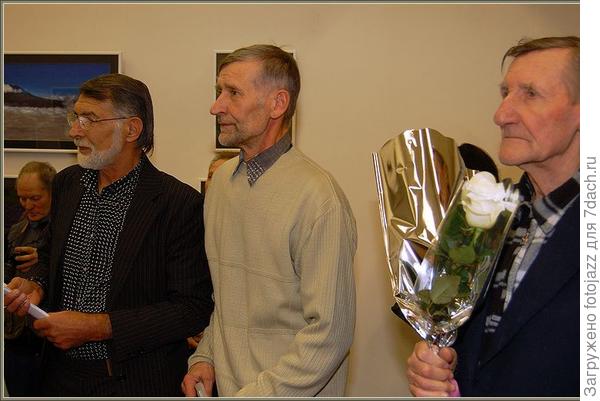 УЧИТЕЛЬ И УЧЕНИКИ. Так называлась наша выставка ...справа П.К.Овчинников -художник,педагог,заслуженный работник культуры,член союза художников России,благородной и добрейшей души человек.В середине, В.Власов-однокашник,художник- живописец. Фотография любезно предоставлена коллегой из Тулы.