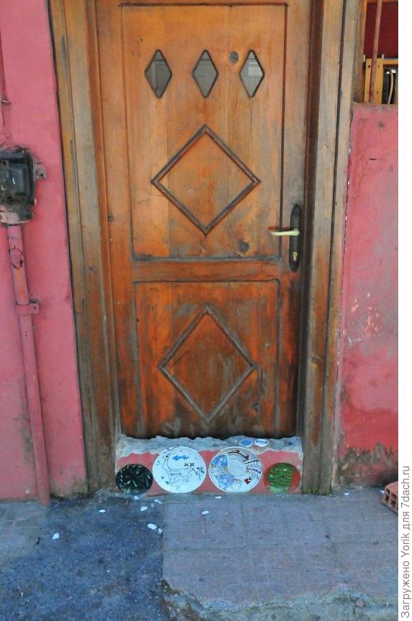 Недалёко от Стамбула есть городок с крепостью Иерос или Иеросалим, так в нем вход в каждый дом украшен вделанными в стену тарелочками