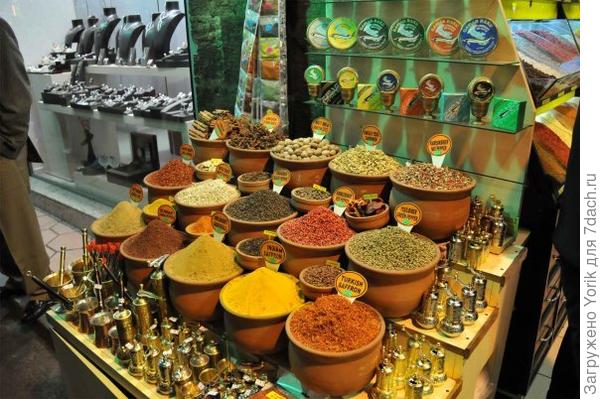 Рынок специй или Египетский рынок в Стамбуле. На заднем плане чёрная икра из Ирана.