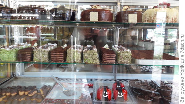 Одна из витрин небольшой пекарни - кондитерской