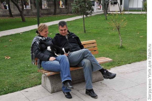Потом он обнял меня: человек, умеющий обнимать, - хороший человек.