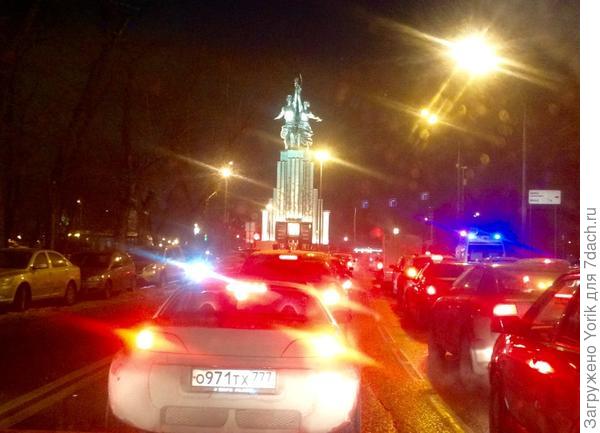 Фото с колёс, в прямом смысле. Стоим в пробке, любуемся