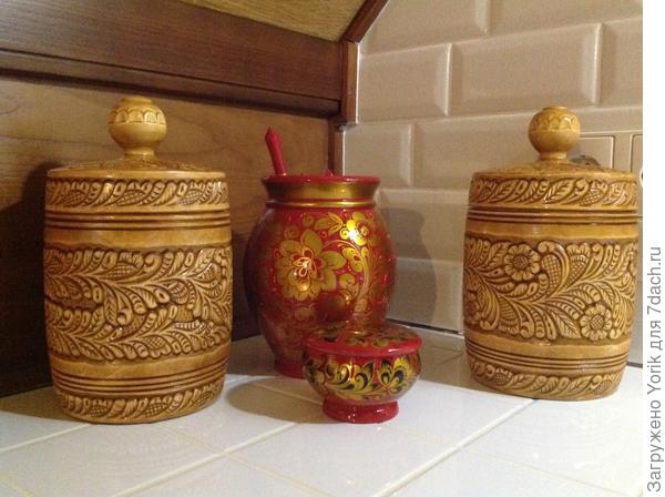 Вот так режут и разрисовывают посуду из липы.