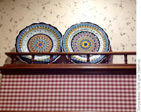 Эти две тарелки из Каппадокии, небольшой гончарной семейной мастерской.  Все расписано вручную.