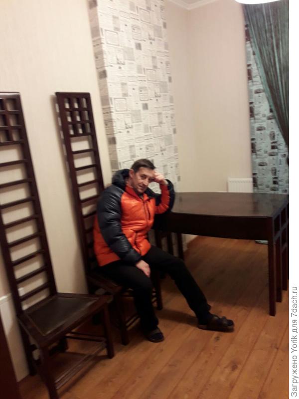 Над ними будет интерьерное зеркало в виде солнца