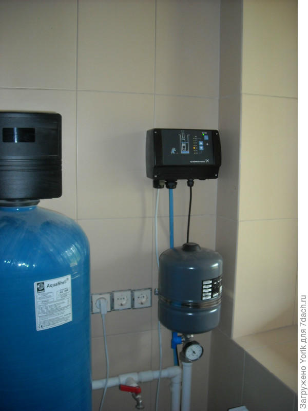Блок водоподготовки. На стене - частотник управляющий насосом в скважине.