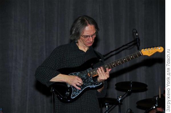 Тесная компания, хорощая музыка, а затем хорошее застолье