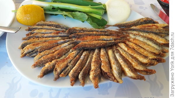 А жареная килька,  это вообще, сказка. В кукурузной муке, да во фритюре!!!