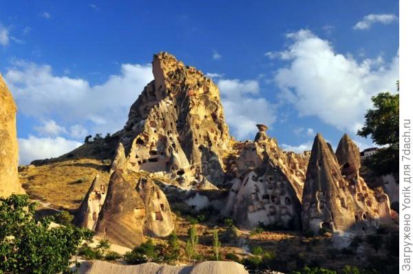 Это жилой дом, точнее целый жилой квартал. Именно жилой. Создали дети семью.  Вырубили новую комнату, провели свет и кабельное телевидение. И  живи себе на здоровье