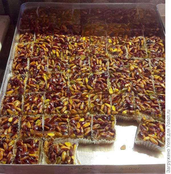 Ну а это пирожное с фисташками