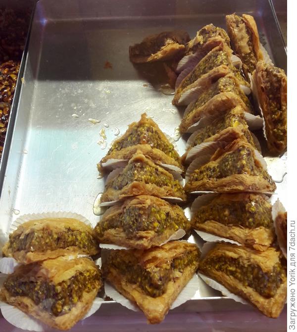 Начинка: мёд, инжир, грецкие орехи