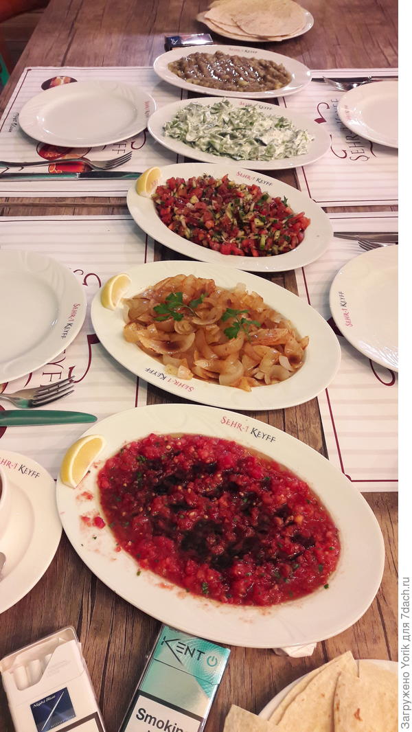 Сначала салаты, к ним подается гюзлеме (аналог хачапури) затем мясо, сладости, чай, кофе.