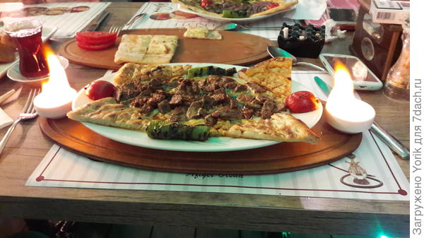 В глубокую (обязательно теплую) тарелку наливается расслабленный горячий сыр (кашар), на него выкладывается жареная баранина, по периметру нарезанная лепёшка, чтобы захватил сыр и мясо отправлять это блюдо в рот, ну и декорирование грилованными овощами.