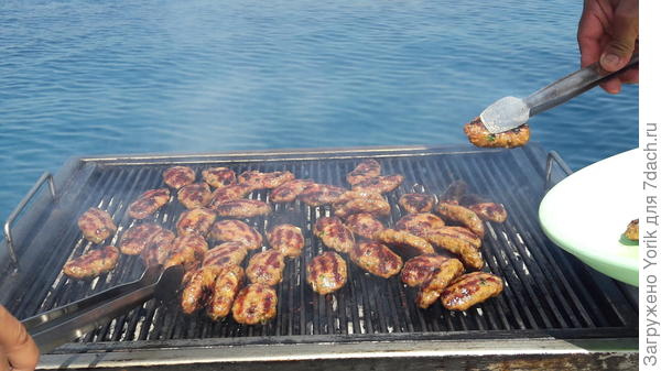 На суше едим морепродукты, в море мясо. Парадокс!