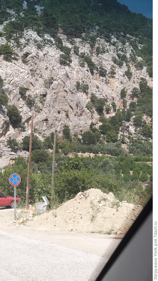 По пути попадаются старинные китайские гробницы вырубленные в скалах