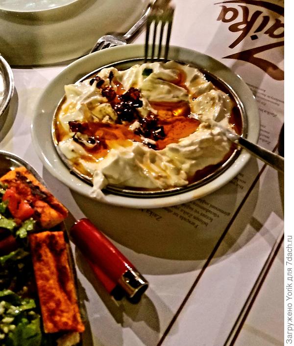 Очень необычная закуска. На подушку из плотного йогурта кладётся обжаренный, в большом количестве оливкового масла, жгучий перец, и затем поливается маслом в котором он обжаривался. остроту регулирует сам.