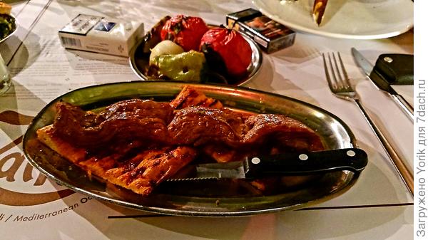 Вырезка ягнёнка, фирменное блюдо ресторана. Все мясо жарится на дубовых углях