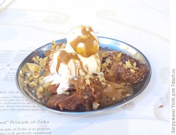 Десери: мороженное, инжир, каленый грецкий орех