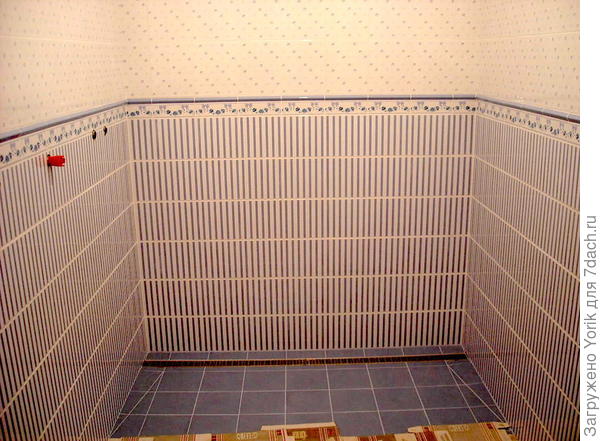 Вот образец его работы. Обратите внимание на плитку на полу. Там сделан уклон для стока воды в будущей душевой