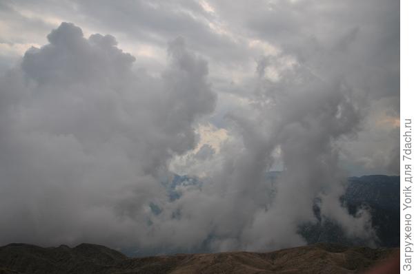 А ещё туман бывает под ногами