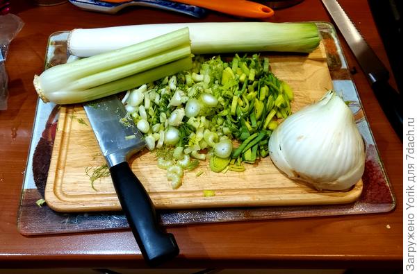 Пока жир топится, нарезаю овощи