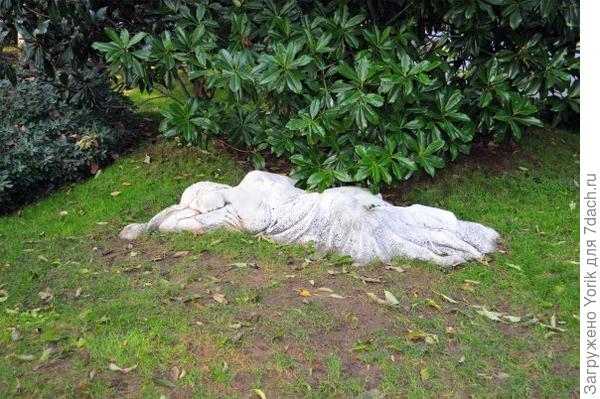 Осталось скульптуру садовую найти