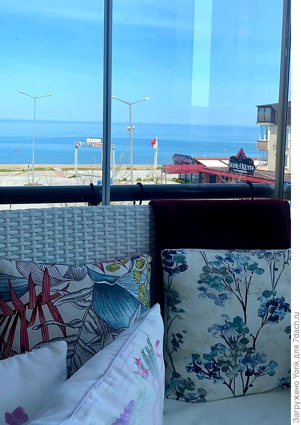 А погода, как издевается, неделю +20, и абсолютное безветрие. вот и гуляют на балконе.