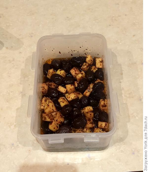 Маслины с сыром в пряном  масле