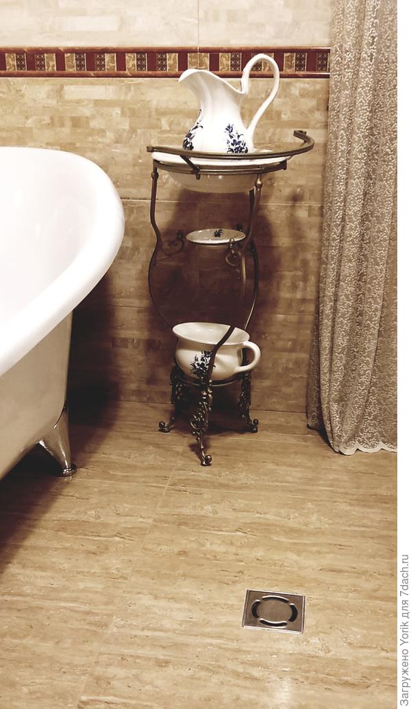 Поверхность плитки глянцевая, но ввиду того что рисунок имитирующие камень относительно объёмный, скольжение минимальное. Моется очень легко, и ввиду &quot;пестрой&quot; окраски разводов не видно.