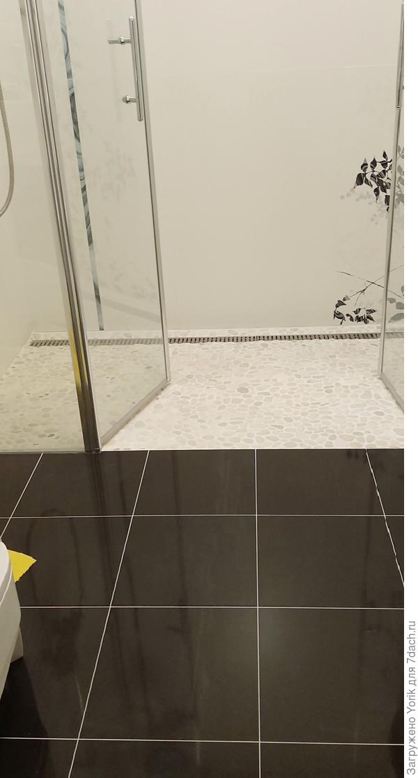 Черная глянцевая плита, Очень красиво, и очень не практично.Любой развод или подтек от воды отчётливо виден. Вроде не скользкая, хотя это понятие довольно относительное. В душевой кабине, использована галька наклеенная на сетку. Положительный момент, массаж спутник, отрицательный, если в воде присутствует железо, фура может желтеть. Но это если она белая.