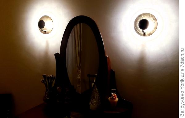 В темноте, вкупе с туалетным столиком получается довольно сюррелистичная композиция. Я ее называю &quot;Сова&quot;