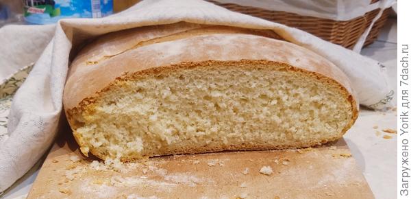 В меру пористый, с очень нежной корочкой.