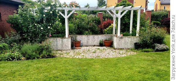 С правой стороны идет &amp;quot;омоложение&amp;quot; куста, поэтому часть перголы не закрыта