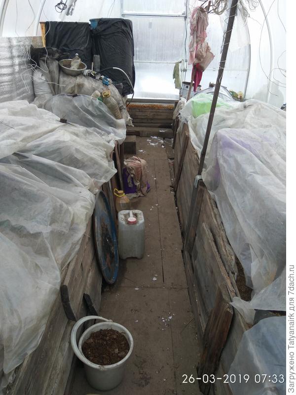 Слева краешек пенофола видно. Потом, когда установили длинную ёмкость с водой, мы его выше закрепили