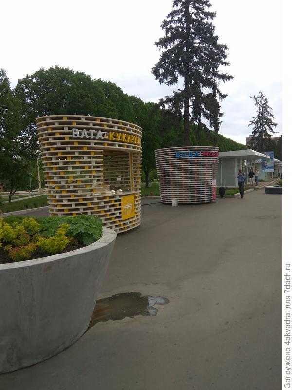 А так теперь выглядят киоски, где продают сладкую вату, воду и т.п.