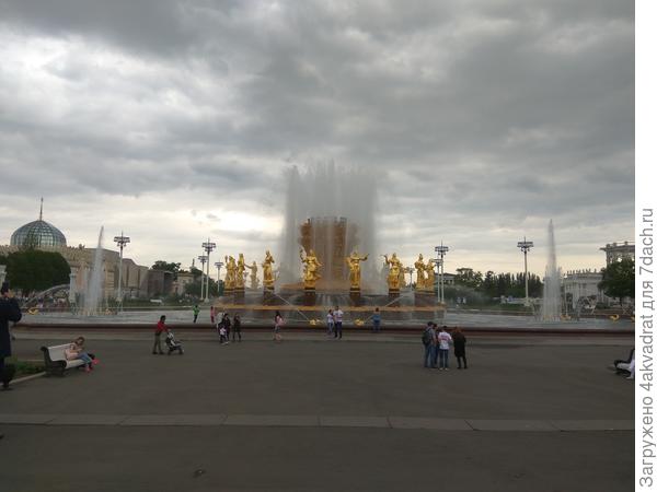 Подходим к фонтану Дружба народов