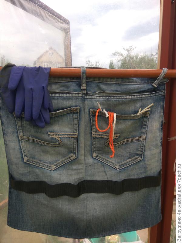 Это из "задней" части джинсов, пристрочена лента для инструментов