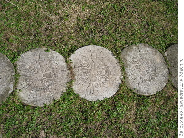 Состав: цемент, песок, гравий и вода. Использовала формы фирмы ТФС, вот такой рисунок на дне плитки. И никакой "вибростол" не нужен.