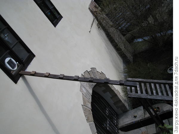 А вот такую лесенку для кошки я увидела в Чехии, в окне сделано отверстие - вход для кошки (2-ой этаж).