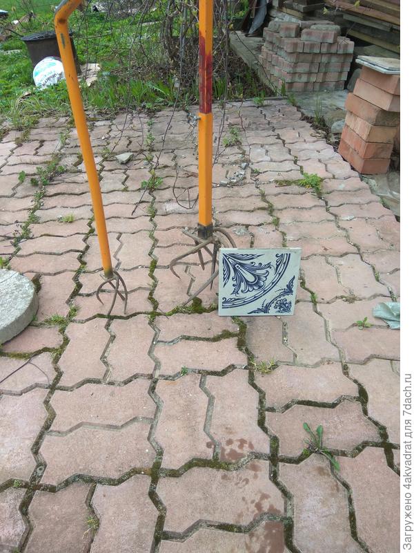 Высота зубьев у большого - 20 см, у маленького - 12см, плитка для сравнения размером 20 х 20см