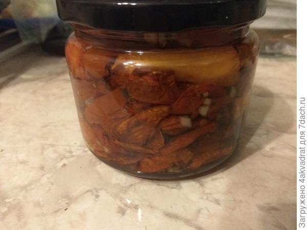 Баночка вяленых томатов, можно съесть самим, а можно и подарить